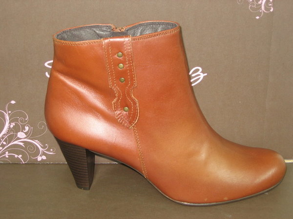 24828913 BROWN LEATHER BOOTY WITH 7 CM HEEL.