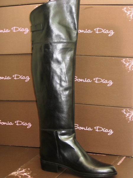 92968102 BLACK LEATHER BOOTS WITH ZIPPER AT THE BACKSIDE AND RUBBER NON-SKID.