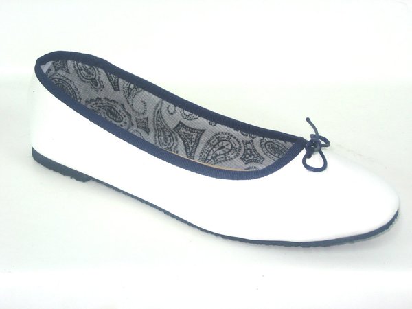 62011001 WHITE & NAVY PU BALLERINA. INSOLE LEATHER, FLAT SHOES SOLE