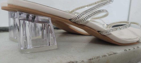 21152400 Sandalia brillantitos, tacón transparente de 5 cm . Tallas 35/45