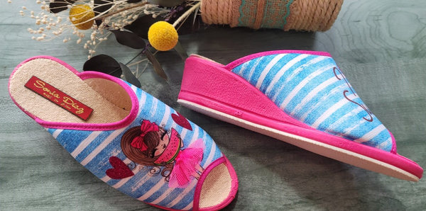 321352200 Zapatillas de casa con cuña, summer rosa-azul, cuña de 4 cm.